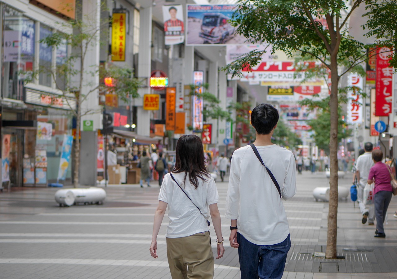 女子凌晨坐桥上，路过小伙警觉救人